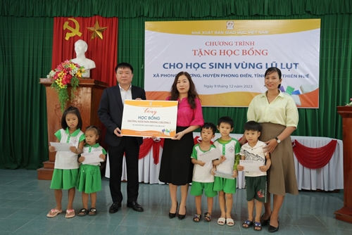 Nhà xuất bản Giáo dục Việt Nam giúp đỡ học sinh vùng lũ lụt tại Thừa Thiên Huế