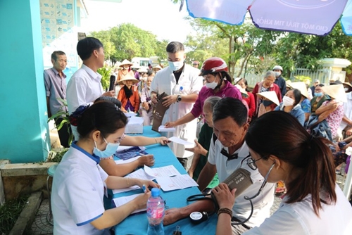500 người dân được khám chữa bệnh, cấp phát thuốc miễn phí