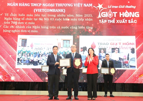 Vietcombank vinh dự được trao tặng Giải thưởng “Giọt hồng”