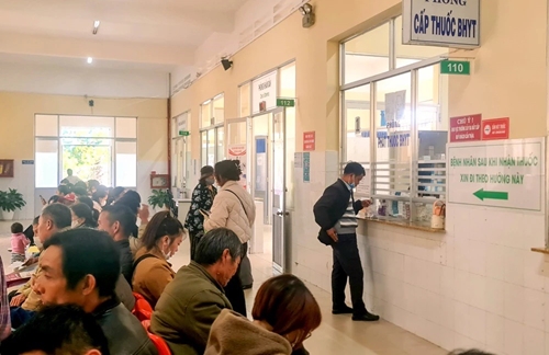 Lâm Đồng tạm đình chỉ công tác đối với bác sĩ trục lợi bảo hiểm y tế