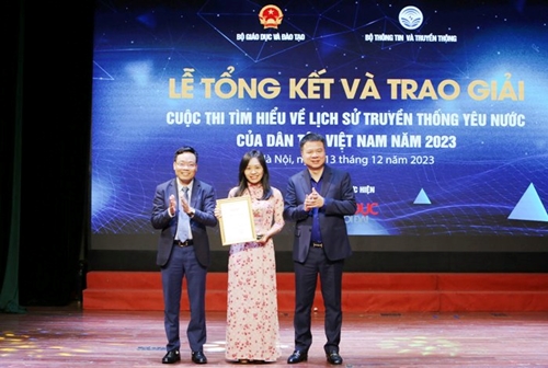 Trao giải cuộc thi Tìm hiểu lịch sử truyền thống yêu nước của dân tộc Việt Nam