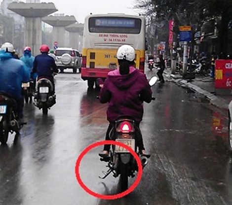 Lỗi không gạt chân chống xe máy khi lưu thông có bị phạt