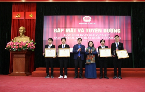 Bộ GD ĐT tuyên dương học sinh đoạt giải các kỳ thi quốc tế