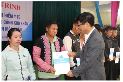 Trao tặng thẻ BHYT cho người dân có hoàn cảnh khó khăn tại tỉnh Sơn La