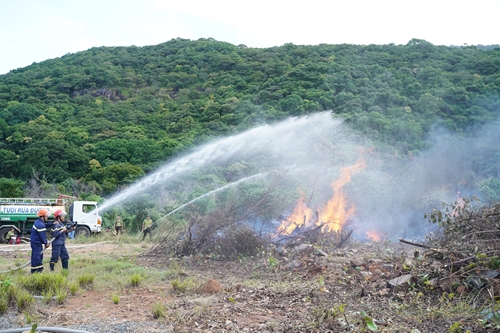 Côn Đảo diễn tập chữa cháy rừng