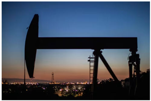Giá dầu thế giới chạm mức cao nhất trong hai tuần