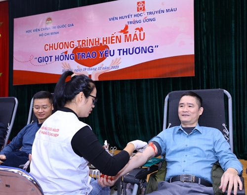 Cán bộ, học viên Học viện Chính trị quốc gia Hồ Chí Minh tham gia hiến máu tình nguyện