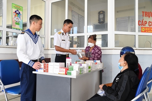 Vùng 5 Hải quân khám bệnh, cấp phát thuốc miễn phí cho người dân