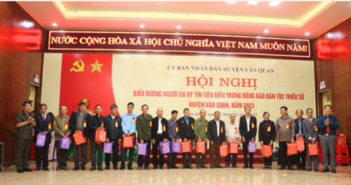 Biểu dương người có uy tín trong đồng bào dân tộc thiểu số huyện Văn Quang
