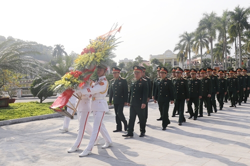 Bộ Tư lệnh Quân khu 3 dâng hương tại Tượng đài Chủ tịch Hồ Chí Minh