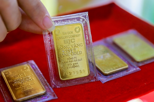 Giá vàng tiếp tục tăng lên mốc 77 triệu đồng lượng