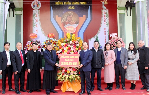 Phó Chủ tịch Thường trực UBND tỉnh Mai Sơn chúc mừng Tòa giám mục Bắc Ninh và Giáo xứ Bắc Giang nhân lễ Giáng sinh