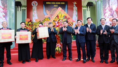 Thủ tướng Chính phủ Phạm Minh Chính thăm, chúc mừng giáo dân Giáo xứ Bắc Giang và thăm Công ty TNHH Hana Micron Vina, huyện Việt Yên