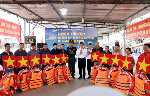 Vùng 3 Hải quân thăm, tặng quà ngư dân, con ngư dân tỉnh Quảng Nam