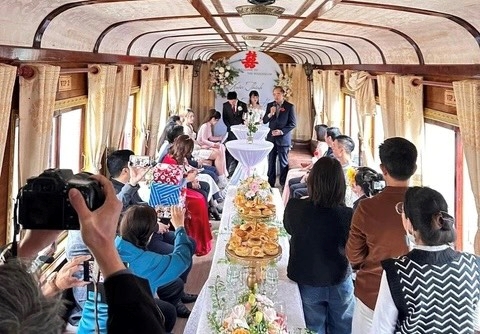 Công ty đường sắt thí điểm tổ chức biểu diễn âm nhạc, đám cưới trên tàu
