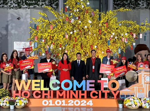 Đón đoàn khách du lịch quốc tế đầu tiên đến Thành phố Hồ Chí Minh năm 2024