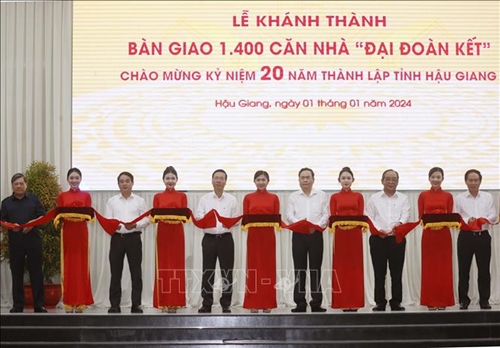 Chủ tịch nước Võ Văn Thưởng dự Lễ bàn giao 1 400 căn nhà “Đại đoàn kết” tại tỉnh Hậu Giang