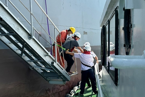 Tàu Tân Cảng P6 kịp thời cứu nạn thuyền viên nước ngoài