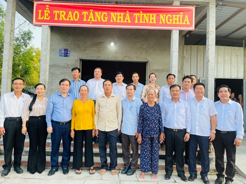 Ban Tuyên giáo Trung ương trao tặng nhà tình nghĩa tại huyện Tân Trụ Long An