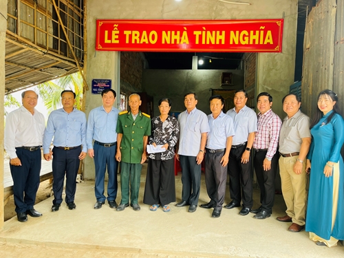 Ban Tuyên giáo Trung ương trao tặng nhà tình nghĩa tại huyện Vĩnh Hưng Long An