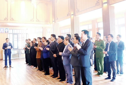 Đoàn Đại biểu tỉnh Lai Châu dâng hương tại Nhà truyền thống khu di tích lịch sử bản Lướt