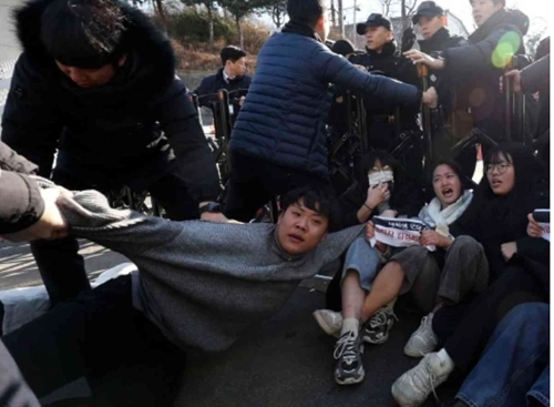 Cảnh sát Hàn Quốc bắt 20 sinh viên tìm cách đột nhập Văn phòng Tổng thống