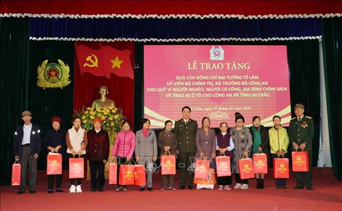 Bộ trưởng Bộ Công an tặng quà người nghèo, gia đình chính sách ở Lai Châu