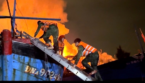 Đà Nẵng 04 tàu cá của ngư dân bị cháy khi đang neo đậu