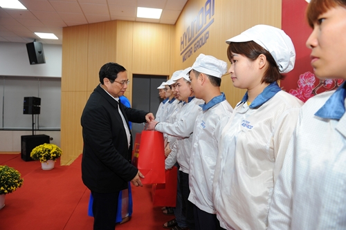 Thủ tướng trao quà Tết cho Công nhân lao động Hải Dương