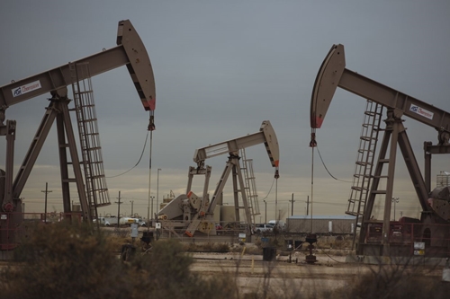 Giá dầu giảm sau thông tin dự trữ dầu thô tại Mỹ bất ngờ tăng