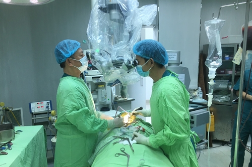 Phẫu thuật thay đĩa đệm nhân tạo cột sống cổ thành công cho bệnh nhân