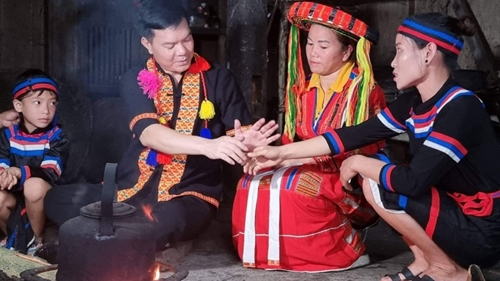 Bài 1 Trăn trở cấp Căn cước công dân cho cộng đồng tự nhận là dân tộc Thủy ở Tuyên Quang