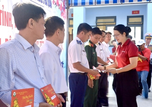 Đoàn công tác Agribank thăm, tặng quà cán bộ, chiến sỹ Bộ Tư lệnh vùng 5 Hải quân