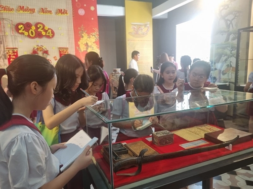 Bảo tàng TP Hồ Chí Minh trưng bày chuyên đề “Du xuân – Cổ ngoạn”