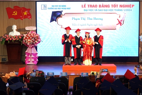 ĐH Ngoại ngữ - ĐH Đà Nẵng trao bằng tốt nghiệp cho hơn 480 sinh viên, học viên