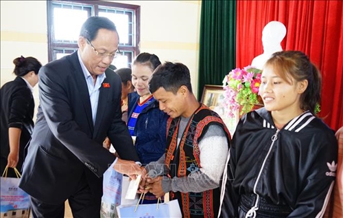 Phó Chủ tịch Quốc hội Trần Quang Phương thăm, chúc tết Bộ đội Biên phòng tỉnh Quảng Trị