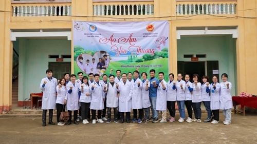 Thăm khám và phát quà miễn phí cho nhân dân tại huyện Đà Bắc, tỉnh Hòa Bình