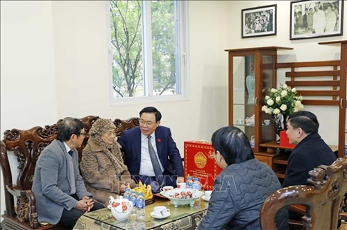 Chủ tịch Quốc hội Vương Đình Huệ thăm, chúc Tết gia đình các cố Chủ tịch Quốc hội