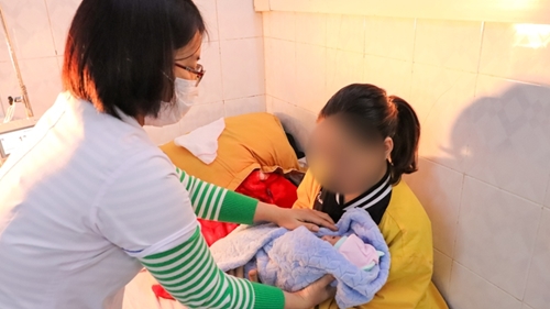 Bệnh viện đa khoa tỉnh Hòa Bình Nuôi dưỡng thành công trẻ sơ sinh cực non 700 Gram hiếm gặp