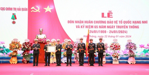 Cục Chính trị Hải quân đón nhận Huân chương Bảo vệ Tổ quốc hạng Nhì