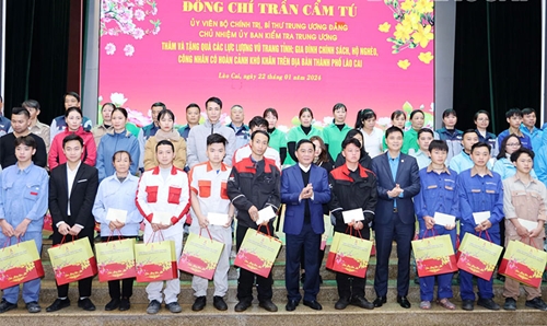 Chủ nhiệm Ủy ban Kiểm tra Trung ương Trần Cẩm Tú tặng quà Tết tại Lào Cai