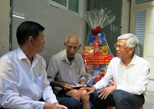 Phó Chủ tịch UBND TP Hồ Chí Minh Võ Văn Hoan thăm, chúc Tết quận 10
