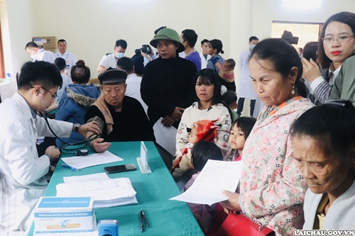 1 000 người dân hai xã Nậm Pì, Nậm Chà, huyện Nậm Nhùn được khám bệnh, tư vấn sức khỏe, cấp thuốc miễn phí và tặng quà