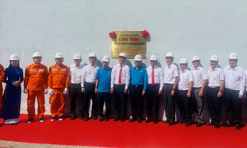 Gắn biển công trình “Lắp máy biến áp thứ 3 tại Trạm biến áp 220 kV Bình Tân”