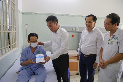 Tặng sổ BHXH, thẻ BHYT và quà cho bệnh nhân nghèo tại TP Hồ Chí Minh và tỉnh Bà Rịa - Vũng Tàu