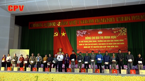 Đồng chí Bùi Thị Minh Hoài thăm và tặng quà Tết ở huyện Cư Kuin