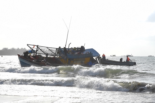 Vùng 5 Hải quân cứu kéo tàu cá ngư dân gặp nạn