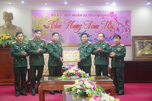 Bộ Tư lệnh Quân khu 4 thăm và chúc tết tại tỉnh Quảng Trị