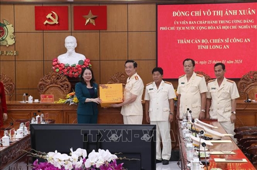 Phó Chủ tịch nước Võ Thị Ánh Xuân thăm, tặng quà lực lượng Công an tỉnh Long An