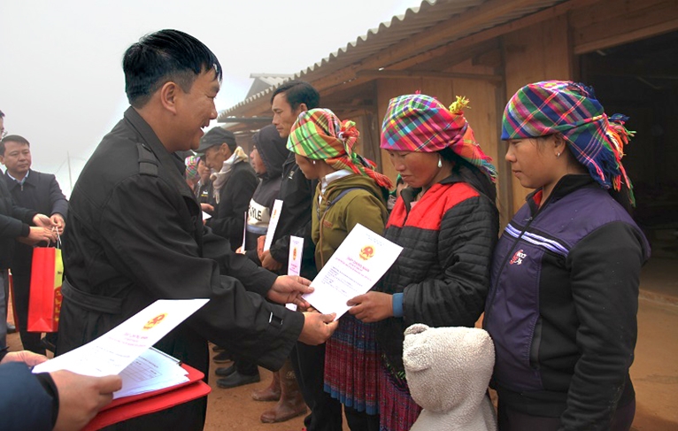 Trao sổ đỏ cho 13 hộ đồng bào Mông tái định cư sau thiên tai tại Mù Cang Chải